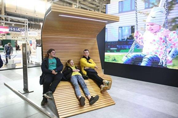 В Екатеринбурге презентовали «умные скамейки» с wi-fi и зарядкой для телефона