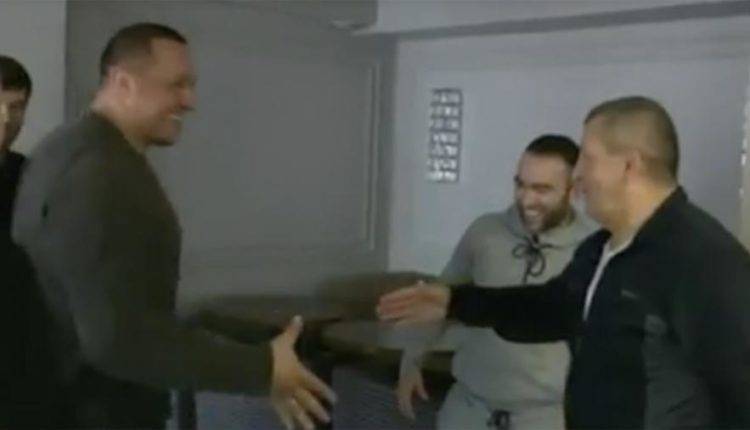 Появилось видео встречи Кокляева с отцом Нурмагомедова перед боем с Емельяненко
