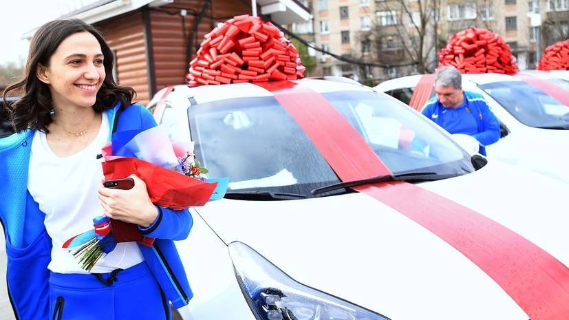 Автомобили и 5 млн рублей: Ласицкене и Сидорова получили подарки от Федерации бокса России