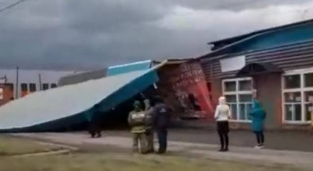 Ветер сорвал крышу магазина в Красноярском крае, есть пострадавшие