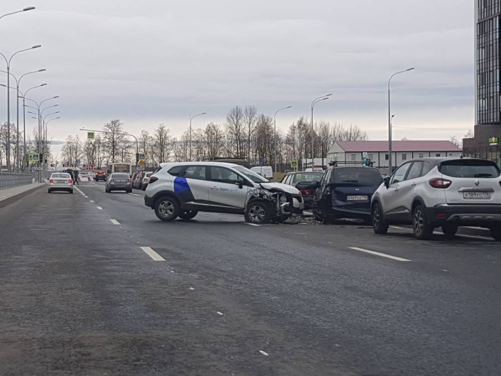 Водитель «Яндекс.Драйв» подбил несколько припаркованных машин на Комендантском и убежал