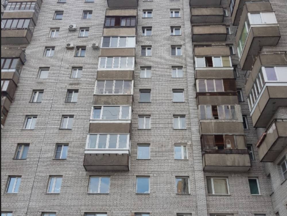Дети хулиганили и бросались петардами из окна дома на Ириновском проспекте
