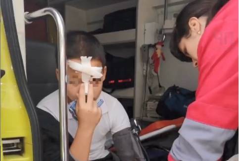 Видео: разбившееся стекло осыпалось на ребенка в Краснодаре
