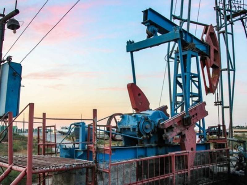 Цены на нефть снижаются из-за сигналов роста запасов в Кушинге