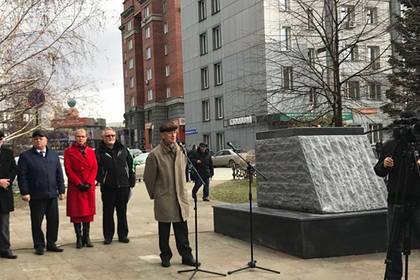 В российском городе торжественно открыли постамент без памятника комсомолу