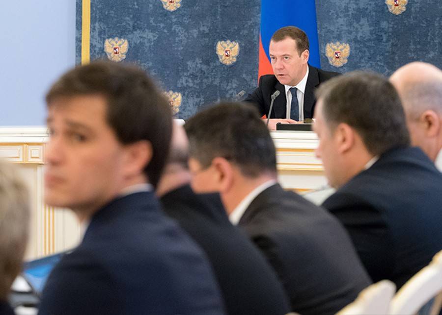 Медведев поручил подготовить законопроект о 13%-м НДФЛ для нерезидентов до марта 2020