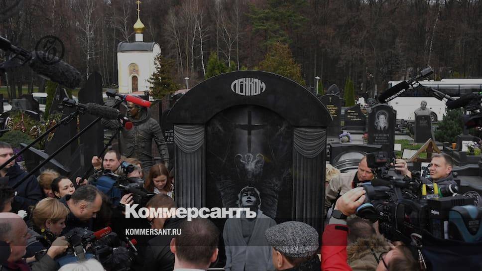 Памятник Николаю Караченцову открыли на Троекуровском кладбище