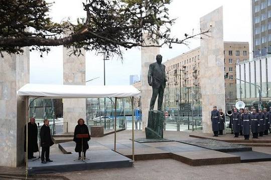 Памятник Евгению Примакову открыли в сквере напротив здания МИДа