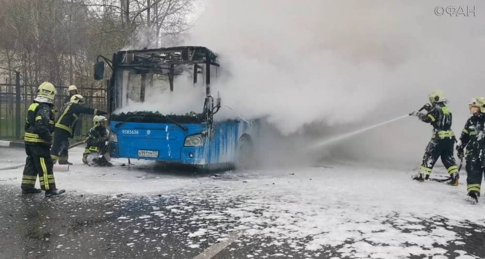 Пассажирский автобус загорелся в центре Москвы