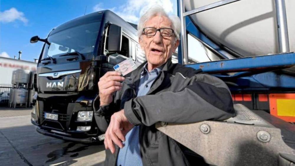 Самый старый дальнобойщик Германии продолжает водить даже в 93 года