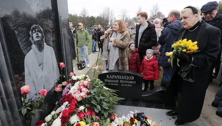 На Троекуровском кладбище открыли памятник Николаю Караченцову