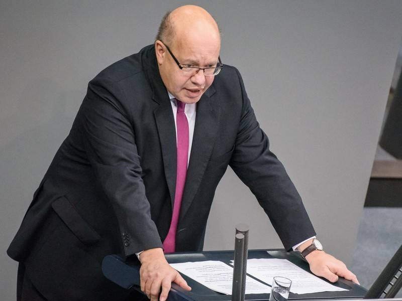 Министр экономики Германии упал со сцены после выступления