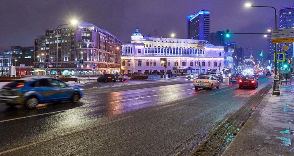 Московских водителей попросили отказаться от поездок на летней резине