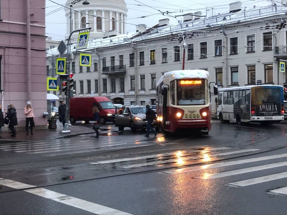Трамвай не смог объехать легковушку на Василеостровской