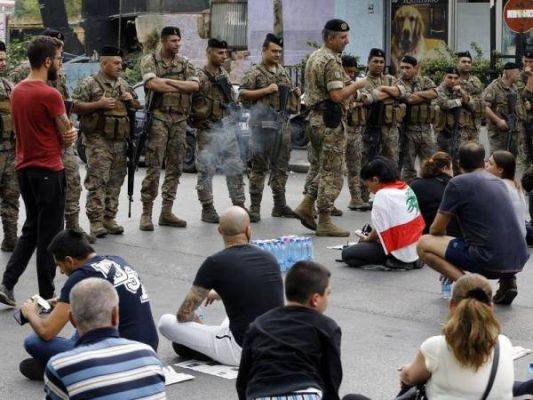 Армия Ливана призвала деблокировать дороги: Харири ушёл, завершайте протест