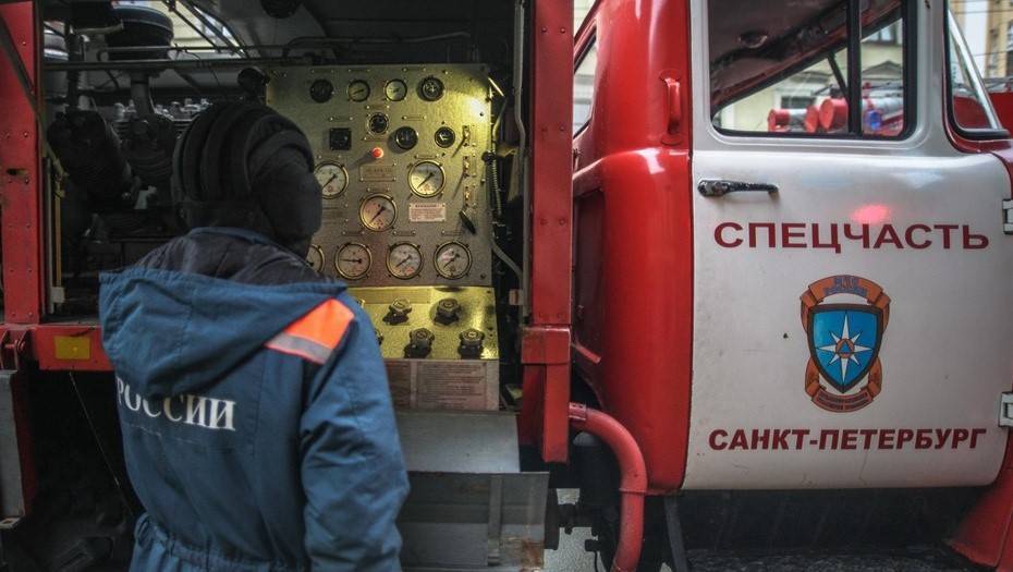 Спасатели тушат по второму рангу пожар в Приморском районе Петербурга