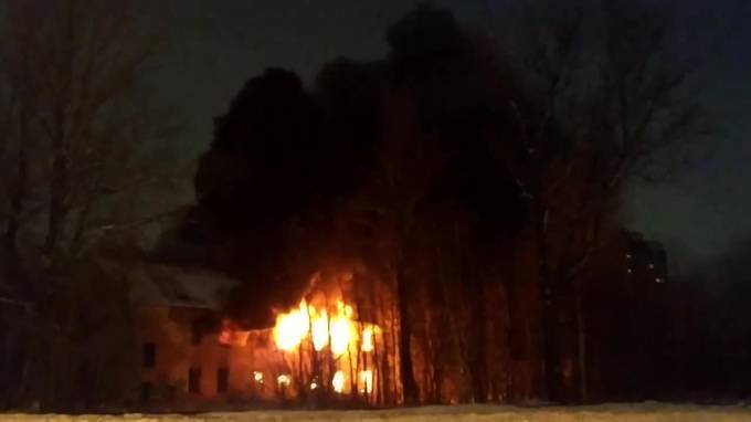 В Приморском района загорелся двухэтажный дом