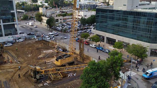 Видео: подъемный кран рухнул на стройке в центре Тель-Авива