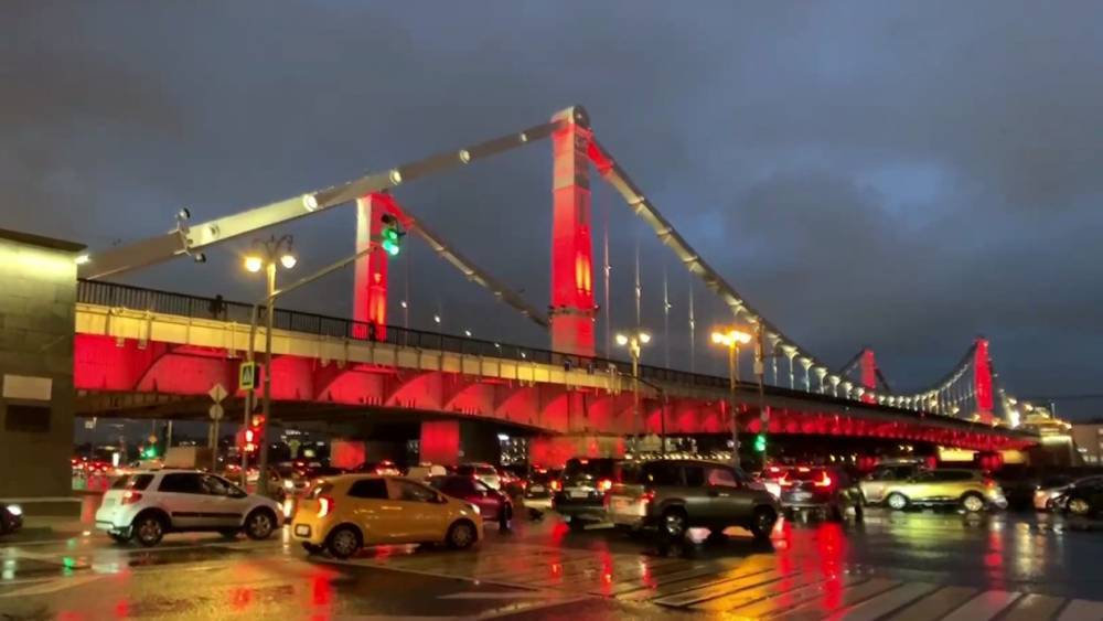 Крымский мост в Москве подсветили красным в знак борьбы с инсультом