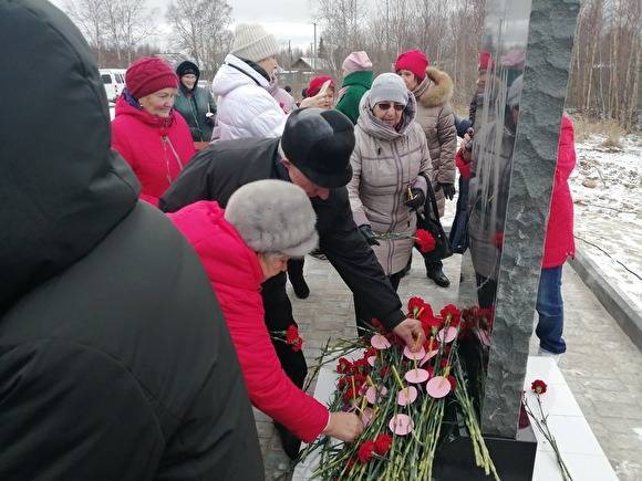 Жители ХМАО поминают жертв политического террора у памятников репрессированным
