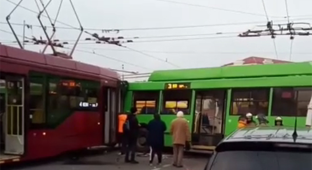 Трамвай и троллейбус столкнулись в Казани, 8 человек пострадали