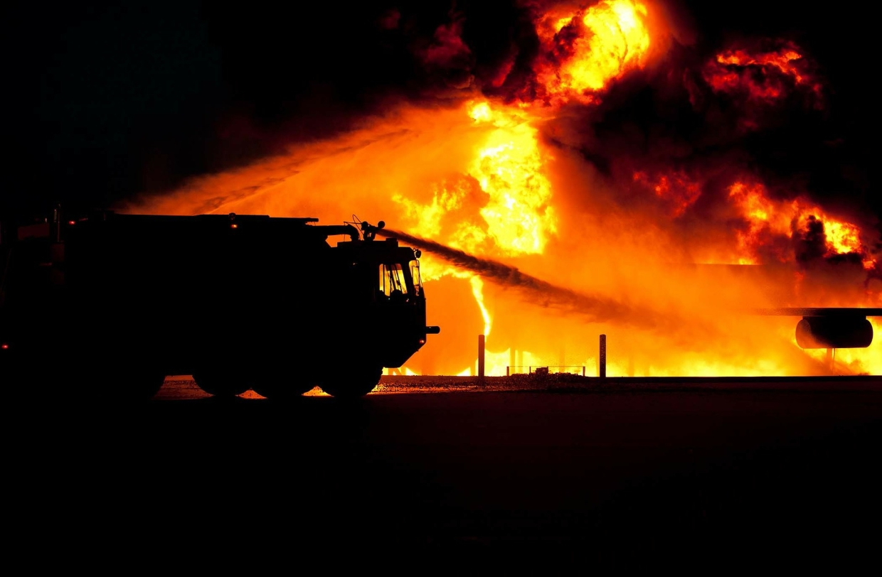 Восемь спасателей потушили горящий дом в Васкелово
