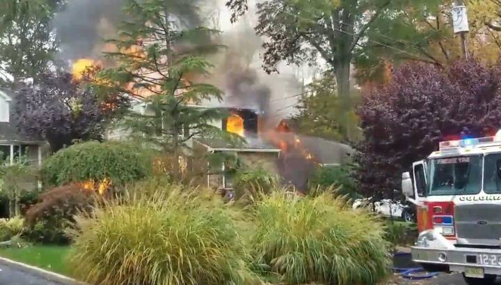 Самолет рухнул на жилой дом в Нью-Джерси