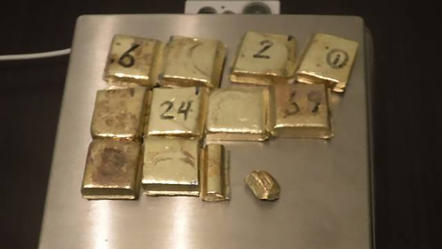 Таможня РФ нашла слитки золота в телефоне у китаянки в Приамурье