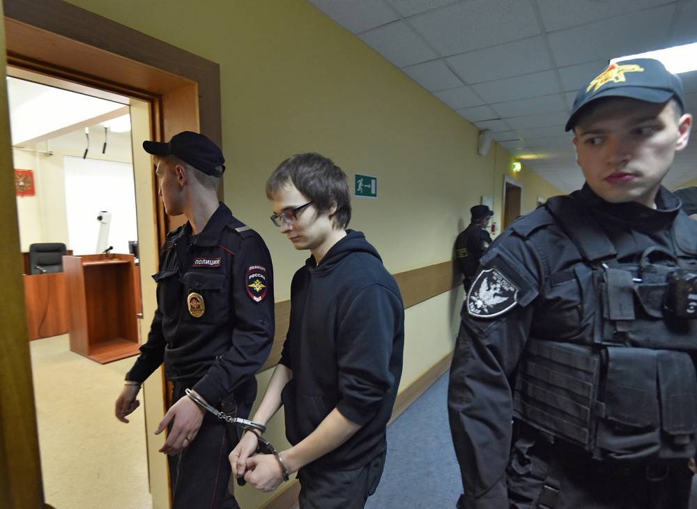 Студенток журфака МГУ, собиравших поручительства в поддержку арестованного аспиранта Азата Мифтахова, вызвали на комиссию по отчислению