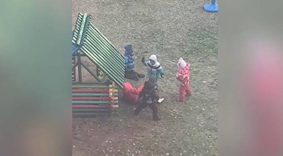 СК начал проверку из-за видео, на котором воспитанники детсада прыгают по лежащей девочке
