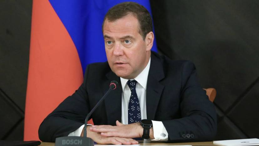 Медведев поручил подготовить проект об инвестпрограммах госкомпаний