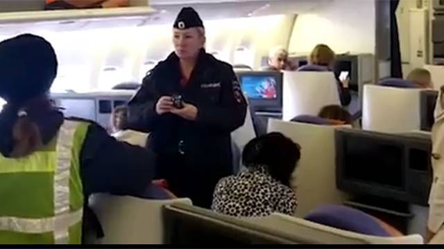 Видео с актрисой Вележевой, устроившей дебош в самолете в Шереметьево