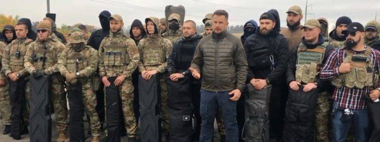 Вооруженная полиция готовится зачистить Золотое от боевиков «Азова»