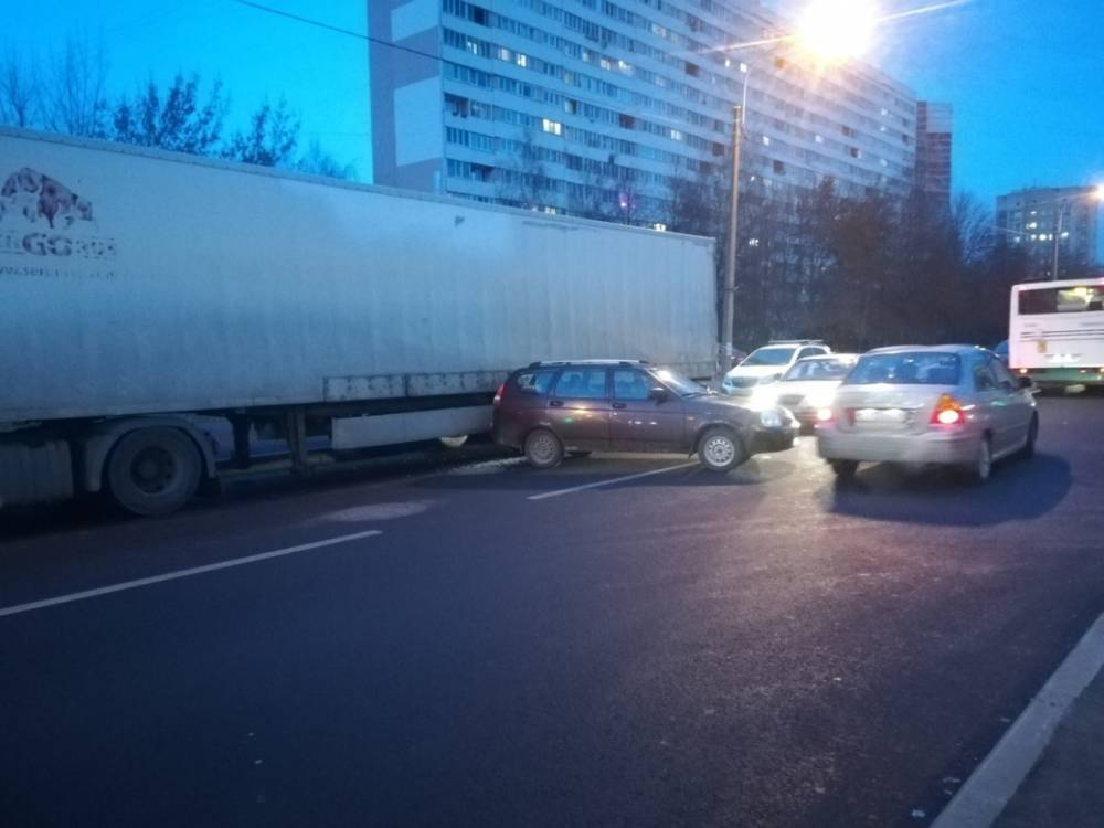 Автомобиль без водителя въехал в фуру на улице Рихарда Зорге
