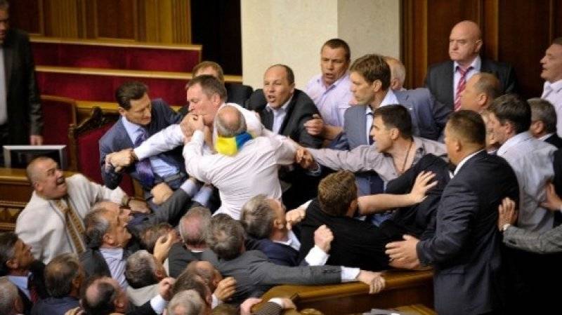 Украинские депутаты устроили первую драку в новом созыве