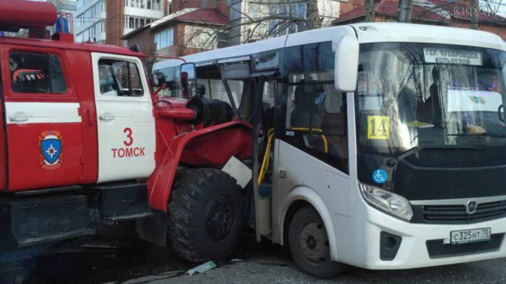 Автобус столкнулся с пожарной машиной в Томске, пострадали 16 человек