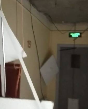 В Екатеринбурге в доме на Сортировке обрушился потолок. «Чуть не убило женщину»
