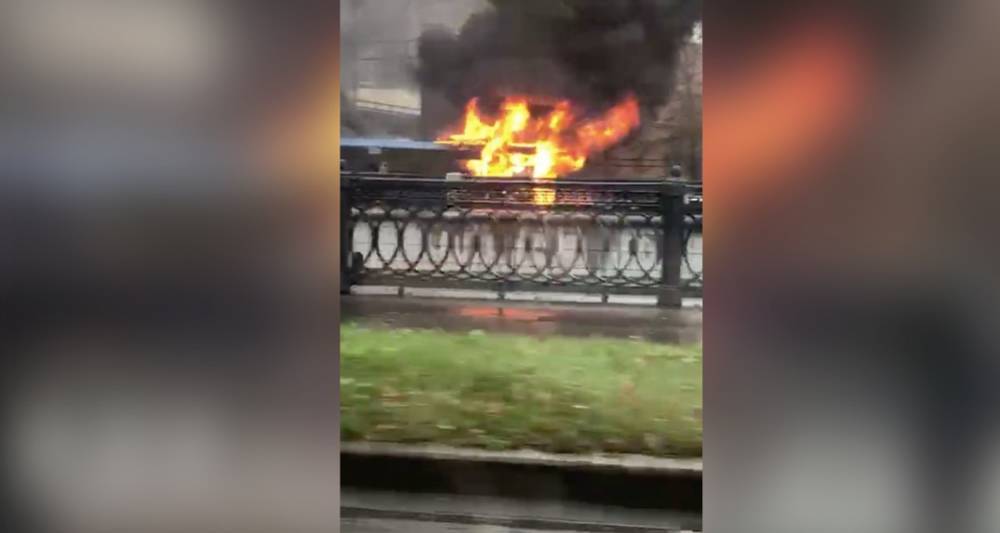 Автобус загорелся в районе Лефортово