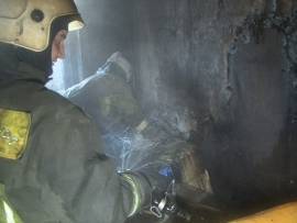 В считанные минуты 12 огнеборцев потушили пламя в квартире на улице Новостроек