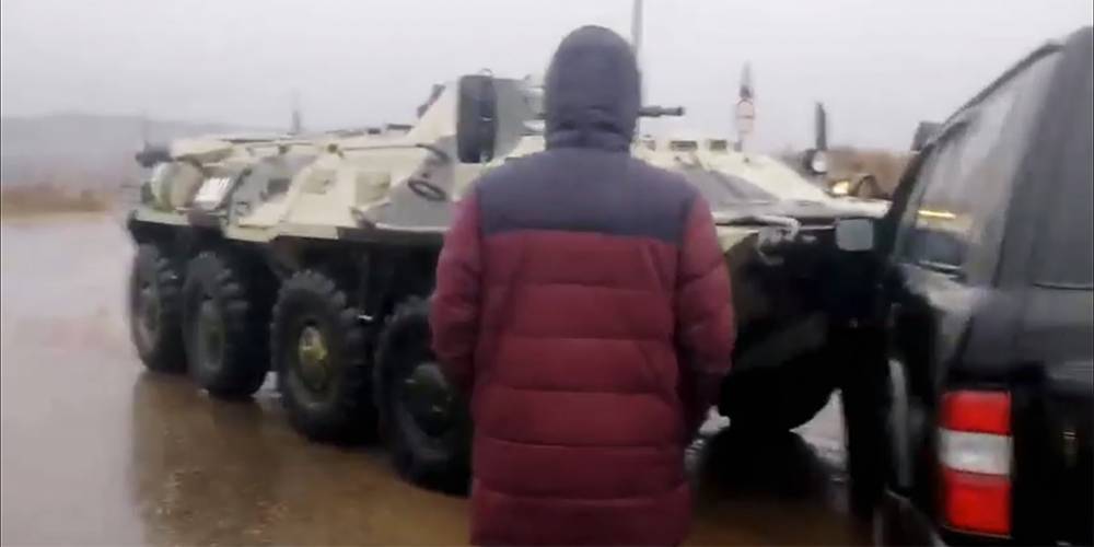 Видео: БТР протаранил внедорожник в Улан-Удэ