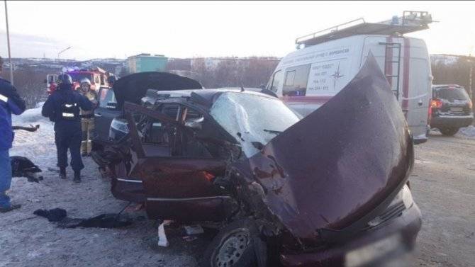 Под Североморском авария с пассажирским автобусом: пассажирка вылетела в окно, но выжила, в легковом автомобиле - двое погибших
