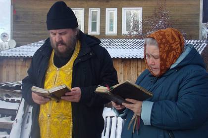 Аварийный фонтан в российском городе решили утихомирить молитвой