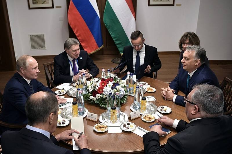 Путин - о разговоре Зеленского с националистами: Верховный главнокомандующий уговаривает людей, отказывающихся подчиняться его приказам