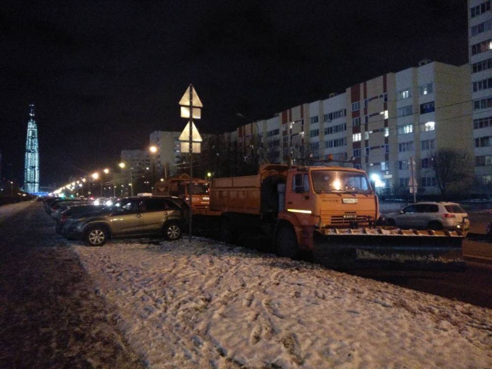 Снегоуборочные машины вышли на улицы Петербурга для ночной уборки