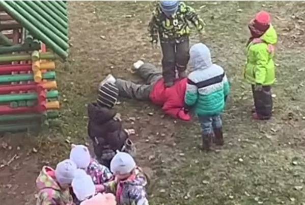 Воспитатель детсада в Ярославле, где дети избили девочку, отстранён от работы