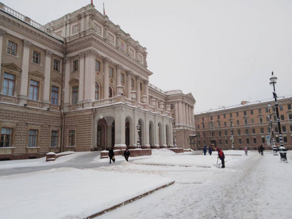 Западный гребень принесет в Петербург похолодание, гололедицу и кратковременный снег