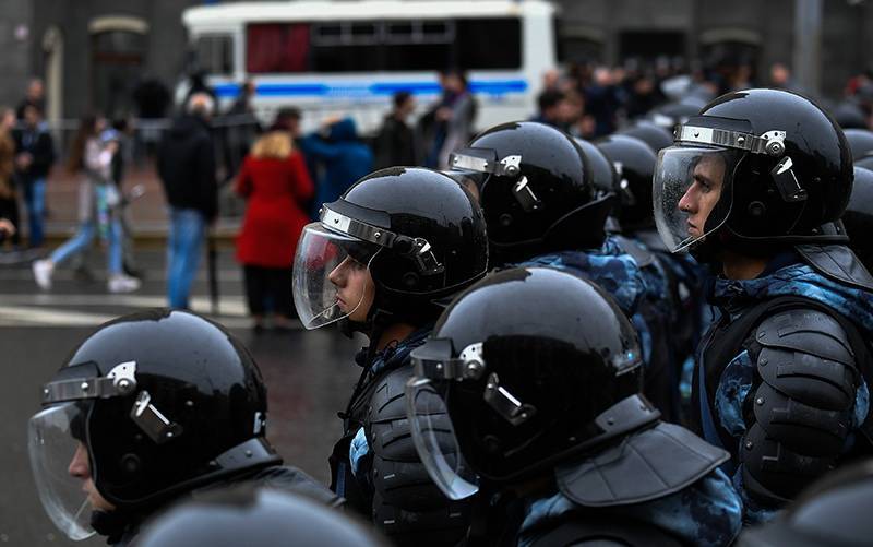 СК показал новое видео избиения полиции во время беспорядков в Москве