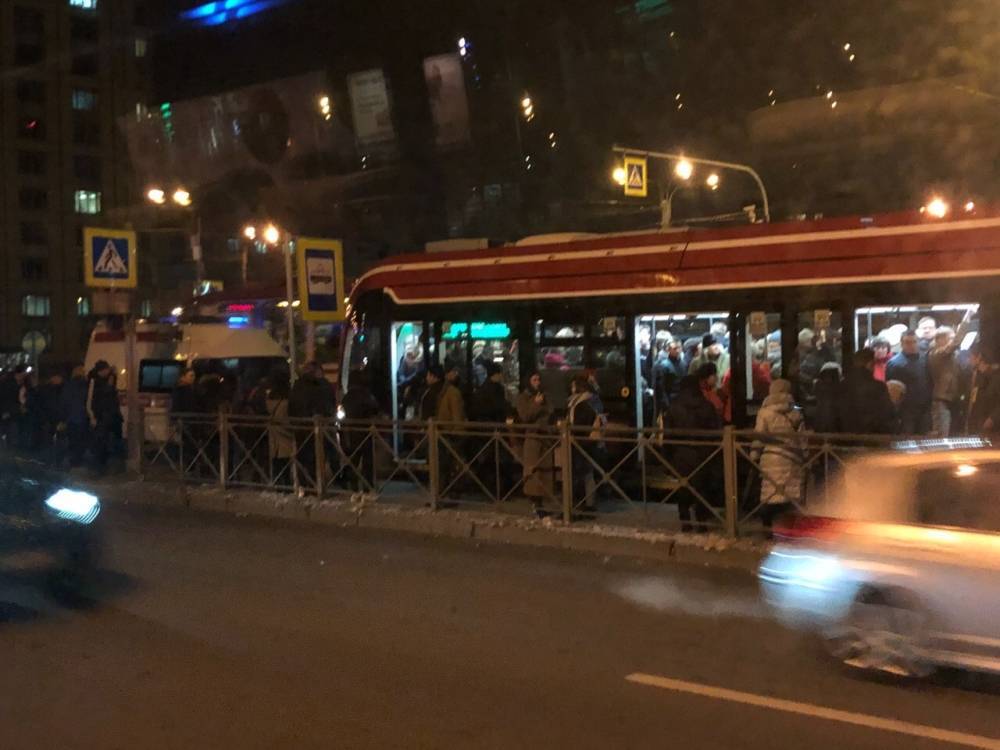 У метро «Гражданский проспект» пенсионер попал под трамвай