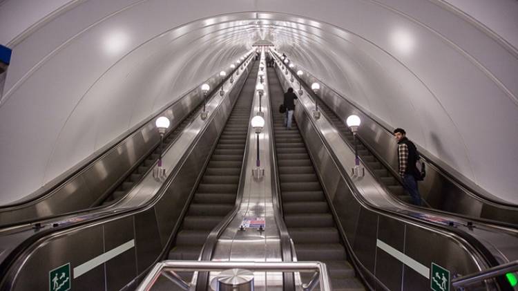 Петербургский метрополитен объяснил необходимость цветных полос на ступенях эскалатора