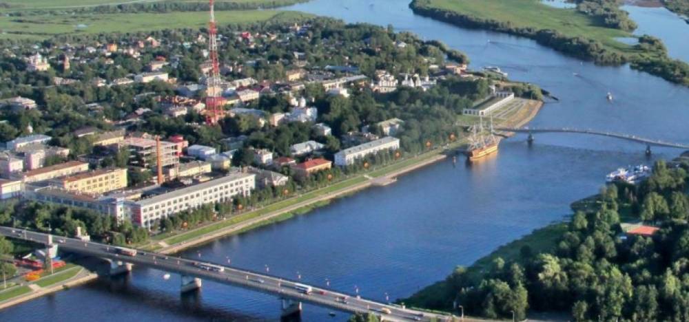 Прибрежную зону Волхова в Великом Новгороде чистят с помощью спецтехники